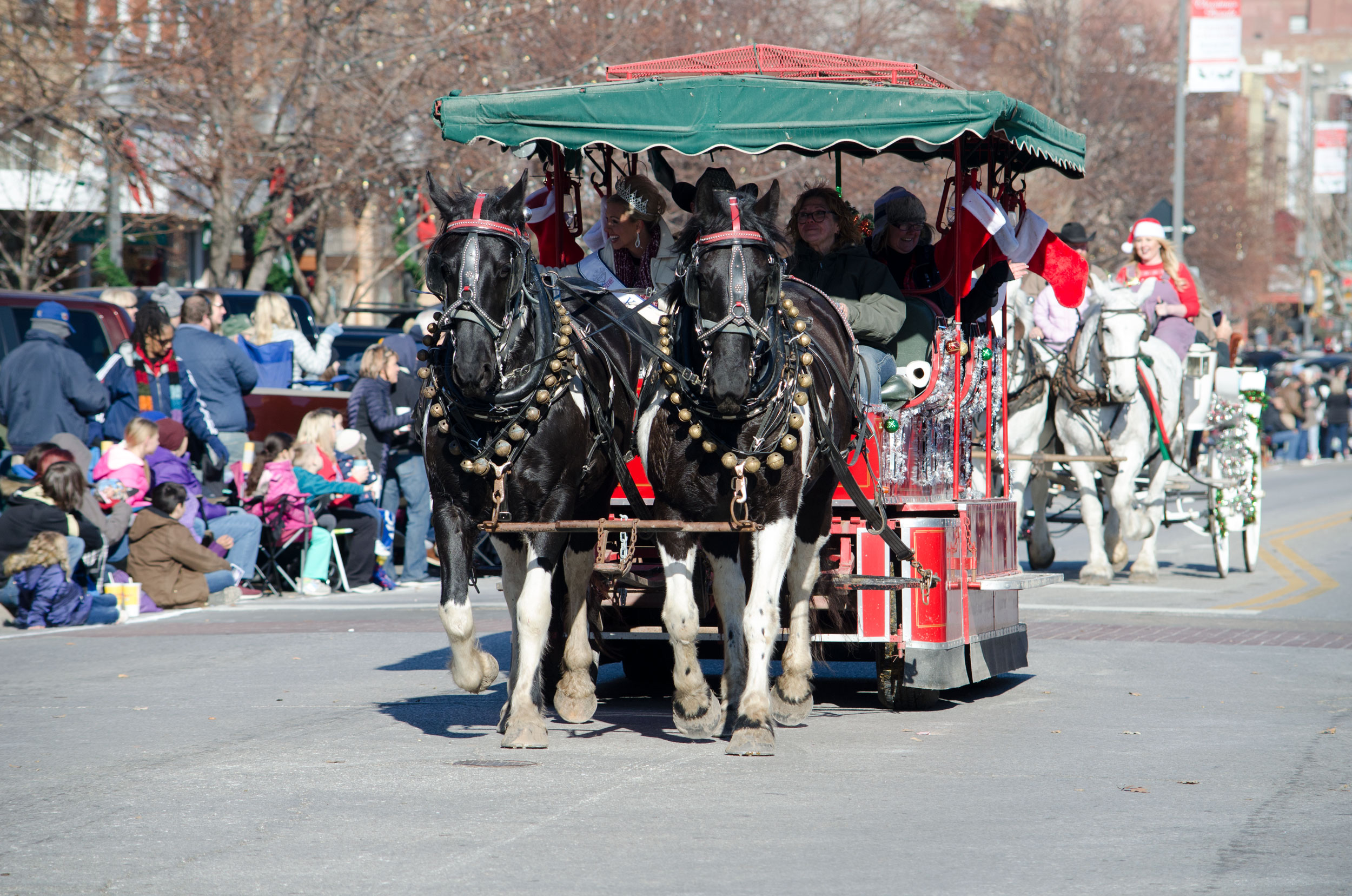 Lawrence’s Old-Fashioned Christmas Parade back in the saddle after ...